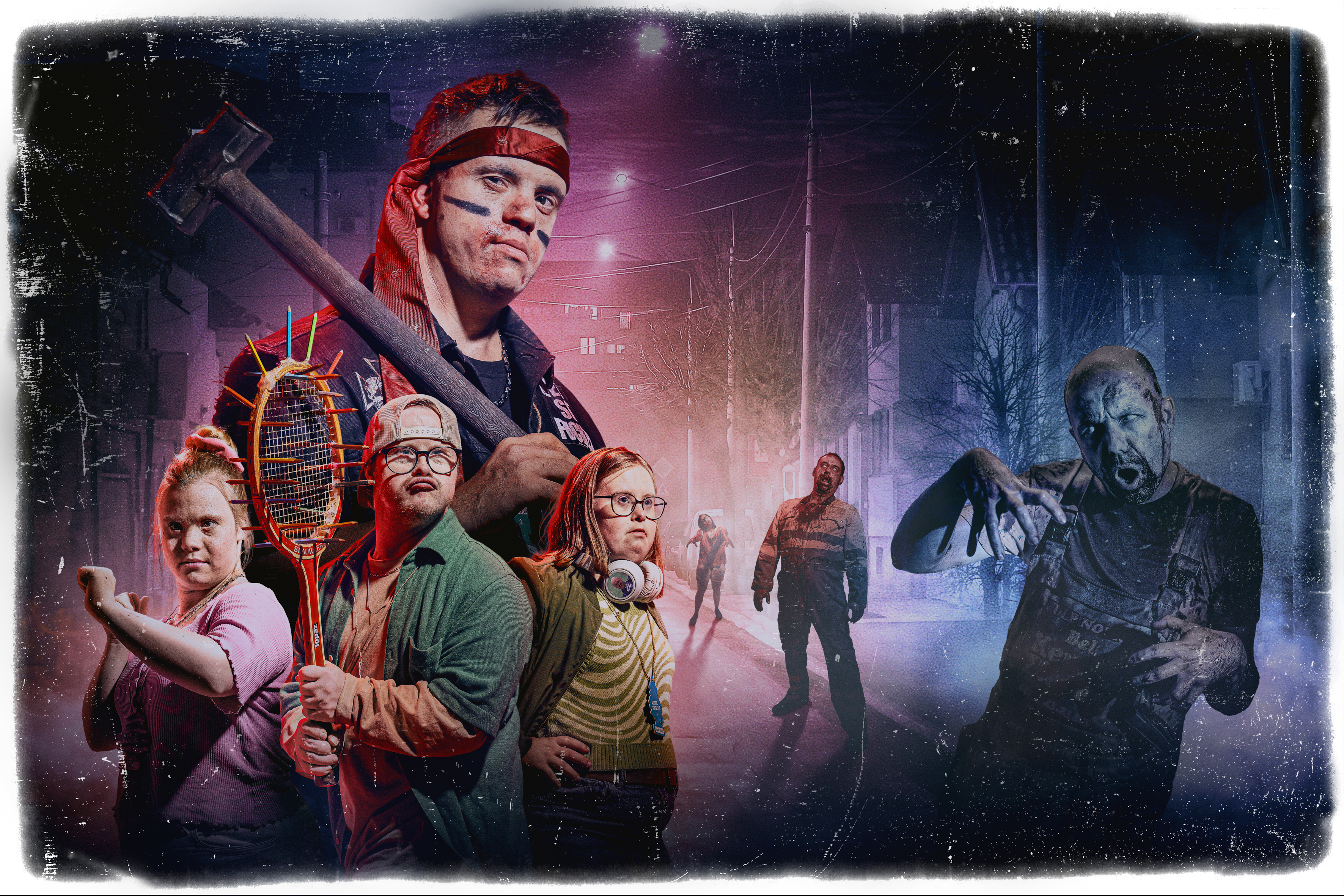 Das Foto ist bearbeitet wie ein altes Foto, wo der Rand schon weiß angelaufen ist. Es ist eine Fotomontage, der Hintergrund ist eine beleuchtete Straße, rechts laufen drei Zombies entlang, links stehen die vier Held*innen der Serie, zum Kampf gewappnet.